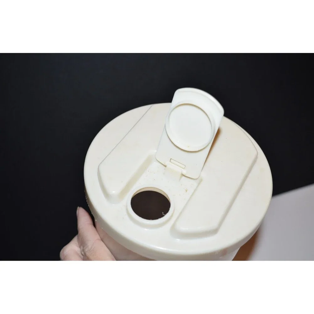 Rubbermaid 0038 Servin Saver 2 Qt Measuring Pitcher Almond Flip Top Lid #1 Vtg